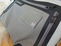 Brodící kalhoty Simms G3 Guide Stockingfoot Cinder - Náprasní kapsa se zipy a suchým zipem pro Fly Patch