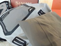 Brodící kalhoty Simms G3 Guide Stockingfoot Cinder - Patentovaný systém vnějších předních švů