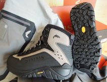 Brodící boty Simms G3 Guide Vibram Soles Steel Grey - Boční strana a detail gumové podrážky Vibram