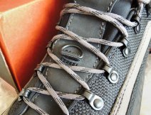 Brodící boty Simms G3 Guide Vibram Soles Steel Grey - Detail přední čelní strany boty a uchycení neoprenových manžet proti písku