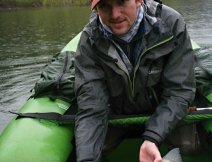 Parádní samec pstruha duhového ulovený na imitaci malé rybičky. Dokonalý rybí dravec!