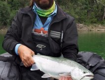 Další krásný exemplář velkého duháka ulovený z Belly-Boatu, který neodolal rybičkovému streameru.