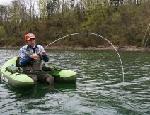 Tvrdý souboj se silným jezerním duhákem z čisté horské přehrady.
