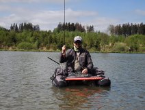 Souboj s pěkným jezerním sivenem je téměř u konce.