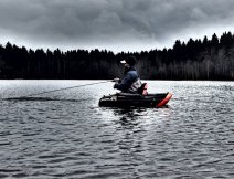 Chladný jarní den na vodě. Kvalitní teplé oblečení je v takovém počasí základ!