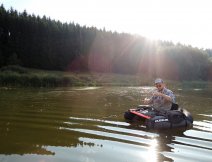 Příprava nového návazce přímo na vodě není žádný problém... Pokud si tedy vlasec nezapomenete v autě :-)