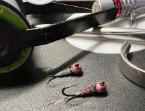 "Šedivka" s růžovou hlavičkou - Oba typy mušek