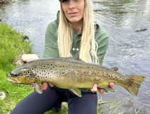 Krásný potočák chycený na přívlač Veronikou Machovou na začátku pstruhové sezóny