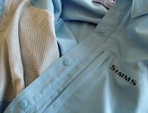 Rybářská košile Simms Intruder BiComp - Vnější a vnitřní pohled na zpracování náprsních kapes