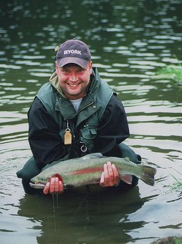 Správné držení ryby, která bude puštěna zpět do vody.