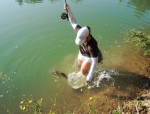 Pokud je hork a slunen letn den, namote si UV ochrann rukvy, nebo si pokejte, ne Vm je namo splaen ryba pi zbsilm prku!