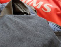 Vnj lesklost/kluzkost materilu, kterou nejvce ocente hlavn pi pohodlnm vrstven.