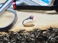 Mušky CzechNymph ambasadorů - "Šedivka" s růžovou hlavičkou