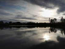 Pohodový podvečer na zatopené pískovně. Ta nejlepší chvíle teprve přijde. Na vytipovaném místě se ale vyplatí být dříve a znemožnit jeho pozdější obsazení nadšenými večerními nudisty!