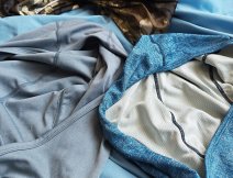 Velice praktické kapuce u trik typu Hoody, které jsou pohodlně převléknutelné i přes čepici a chrání tak krk a tváře.