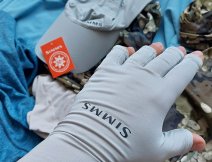 Rybářské rukavice Simms Bugstopper Sunglove Sterling v praktické světle šedé barvě s ochranným repelentem Insect Shield®