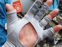 Rybářské rukavice Simms Bugstopper Sunglove Sterling v praktické světle šedé barvě s ochranným repelentem Insect Shield®