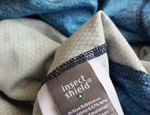 Cedulka dokládající technologii antiparazitní ochrany Insect Shield Repellent Technology na triku BugStopper®.