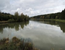 PK1 - Pohled na cel revr z hrze pehrady PK2. Po prav stran pkn sbr od velkho pstruha.