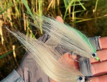 Velký rybičkový streamer v zeleno-bílém & světle béžovém provedení (Magnetic Minnow Chartreuse & Tan) jsou streamery původně určené pro lov velkých GT kaniců a tarponů. Ve sladkých vodách na ně můžeme s velkými úspěchy lovit štiky, candáty, boleny! a v menších velikostech i okouny nebo velké pstruhy.