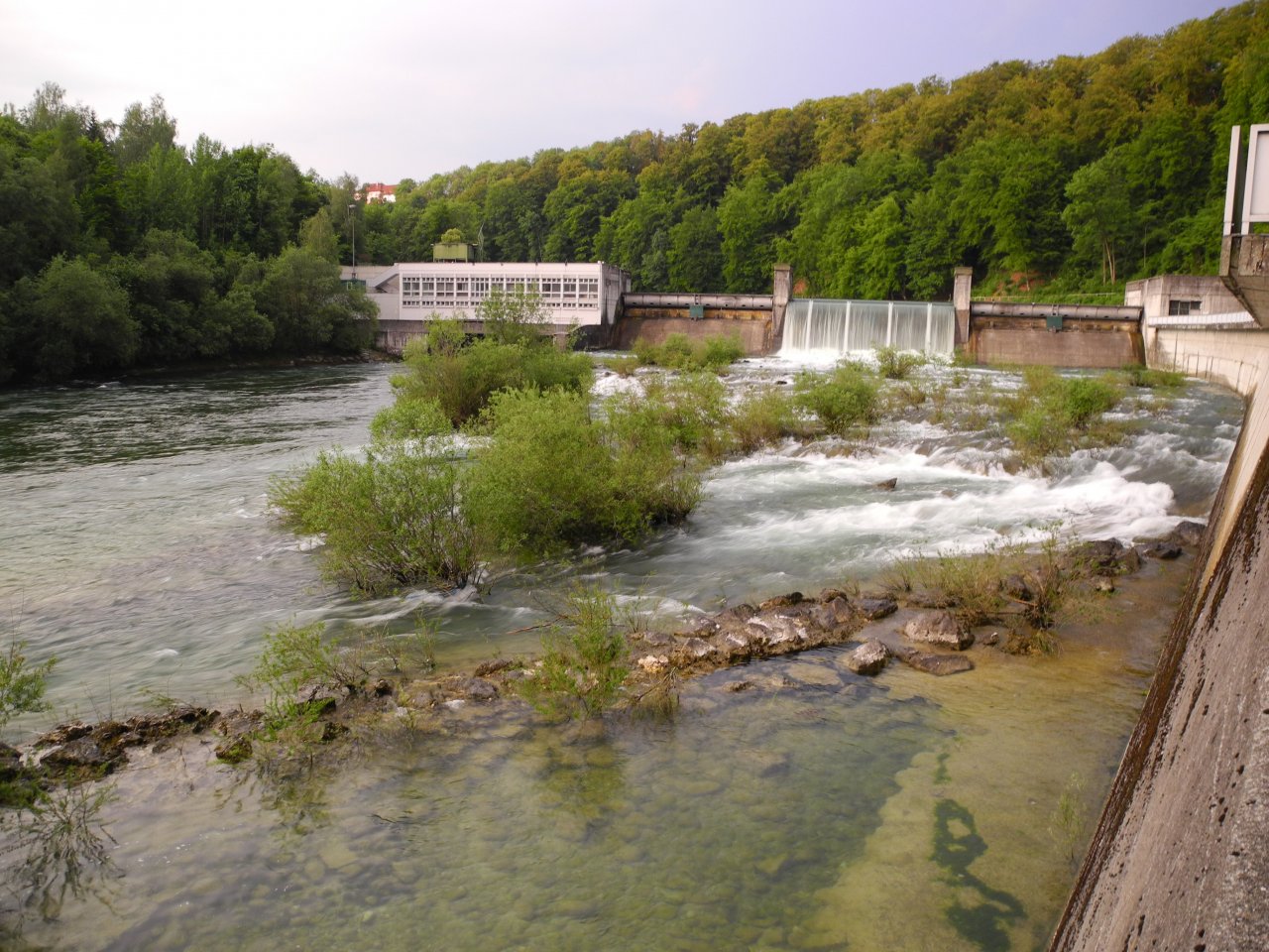 Gmundner Traun below the power plant in Gumunden