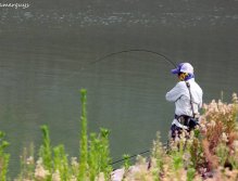 Dobrý začátek, ryba je na prutě!