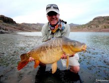 Javierův cíl... Projíždějící kapr neodolal jeho hladinové nástraze