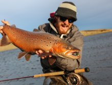 Krásně vybarvený pstruh