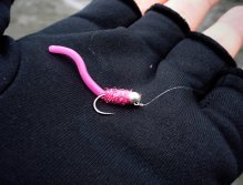 Na řadu v testování přichází "Hot Pink Worm"... Odporná barva, ale lipani a duháci ji milují!