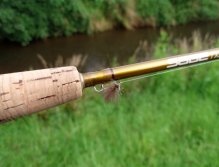 První volba padla na vzor Championship Caddis, který se již pomalu připravuje do akce!