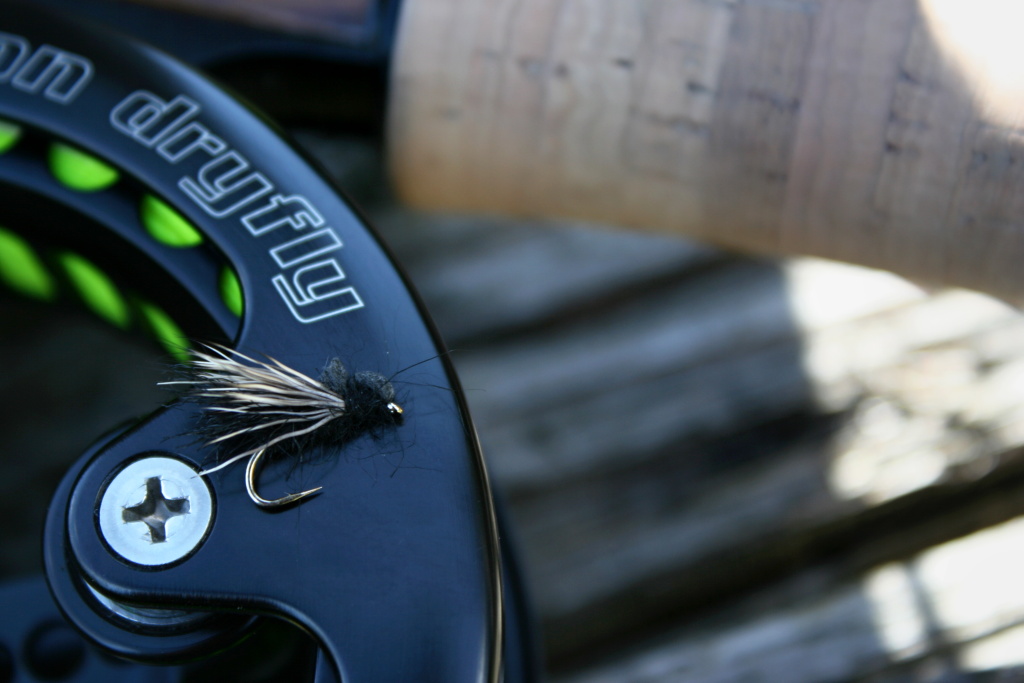 Balloon Caddis Black - Otec v�ech Balloon Caddis mu�ek �ek� na odstran�n� protihrotu ze sv�ho h��ku... Pros�m V�s v�echny, myslete na ryby a chovejte se k nim, jak nejl�pe jen m��ete!!! H��ky bez protihrotu a �etrn� zach�zen� s �lovkem je spr�vn� cesta!