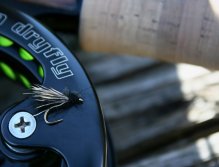 Balloon Caddis Black - Otec všech Balloon Caddis mušek čeká na odstranění protihrotu ze svého háčku... Prosím Vás všechny, myslete na ryby a chovejte se k nim, jak nejlépe jen můžete!!! Háčky bez protihrotu a šetrné zacházení s úlovkem je správná cesta!