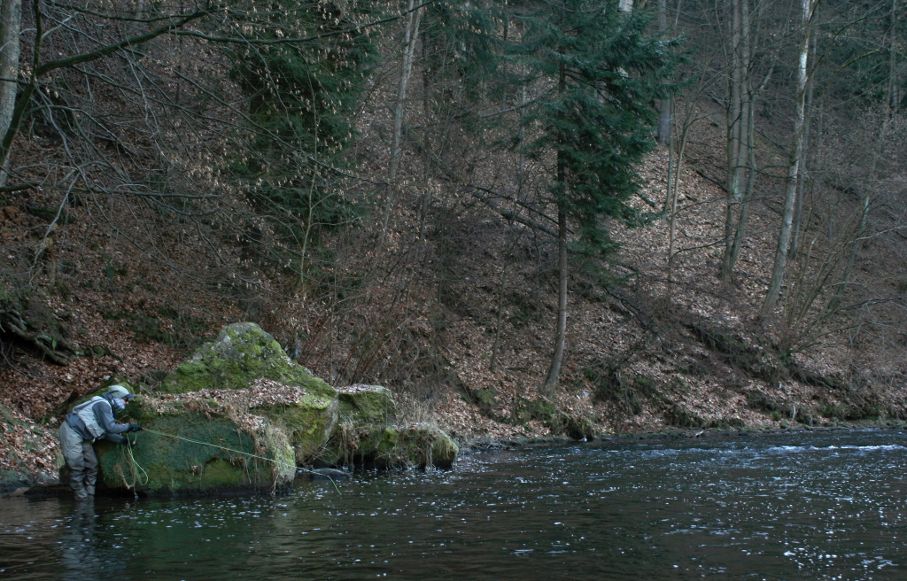 Co asi skr�v� tento p�kn� hlubok� proud?