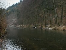 Uklidňující pohled na zimní řeku.