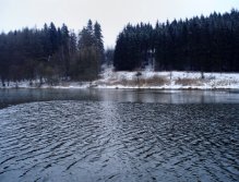 Při brzkém jarním lovu na stojatých vodách by vás nemělo nic překvapit, natož zarazit. Ani to, když náhle nachumelí či zamrzne část vodní plochy! V takovém případě bojujte, hledejte a užívejte atmosféry!