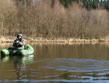 Při lovu z belly boatu je dobré chytání ve dvojici. Jednak kvůli bezpečnosti, ale také hlavně kvůli společně prožitým okamžikům, jako je právě tento.