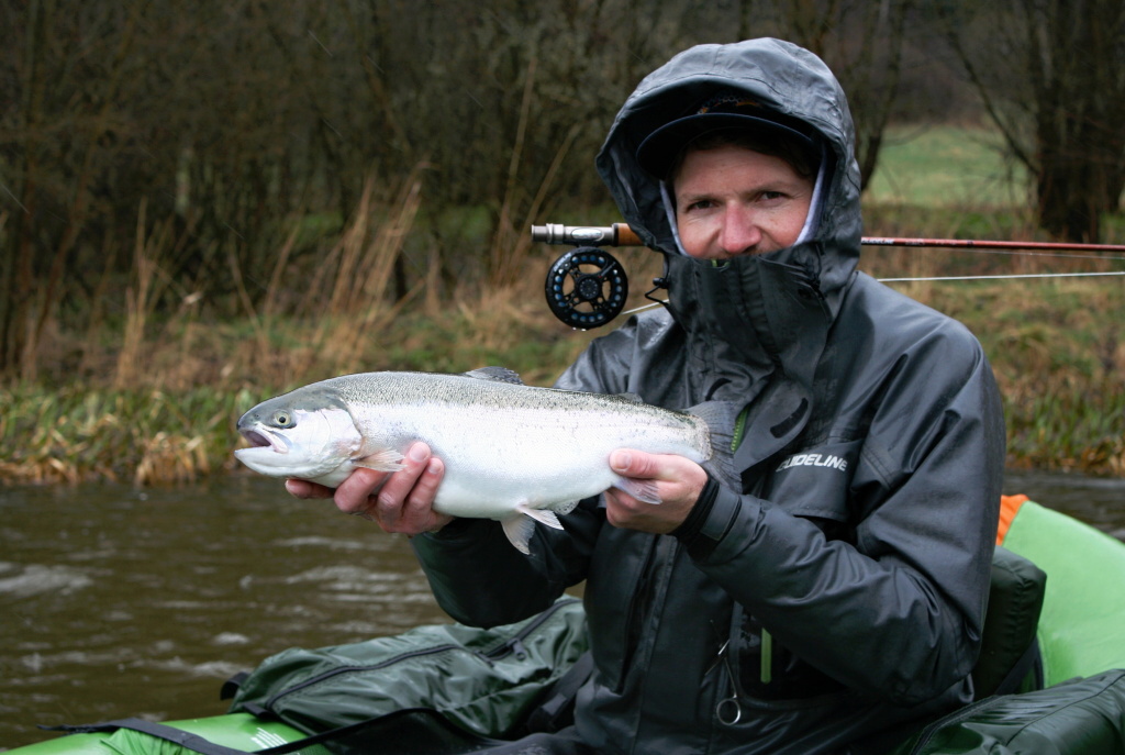 Snad na ka�d� vod� jsou m�sta, kter� jsou pro v�t�inu ryb��� ze b�ehu nedosa�iteln�. Opatrn� v�t�� ryby tuto skute�nost tu�� a na takov�ch m�stech se �asto ukr�vaj�...