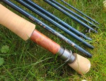 Velice pěkné dřevěné sedlo navijáku a skvělý korek použit pro rukojeť.