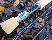 Krásně designované sedlo navijáku a šroubení zdobí tento jezerní speciál.