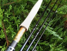 Nádherné dřevěné sedlo navijáku a vysoce kvalitní korková rukojeť.