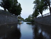 Oblíbený úsek řeky s malými proudy a mělkými tůněmi zakončený splavem, pod kterým čeká nejedno překvapení.