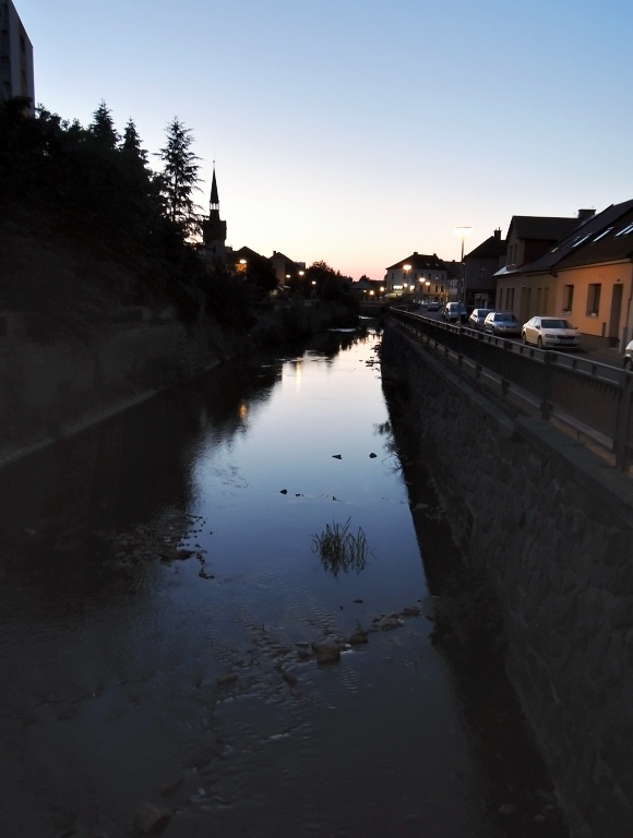 Pohled na podve�ern� �eku. Nikde ��dn� krou�ky, ryby �ly u� sp�t.