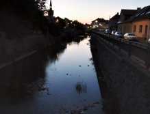 Pohled na podvečerní řeku. Nikde žádné kroužky, ryby šly už spát.