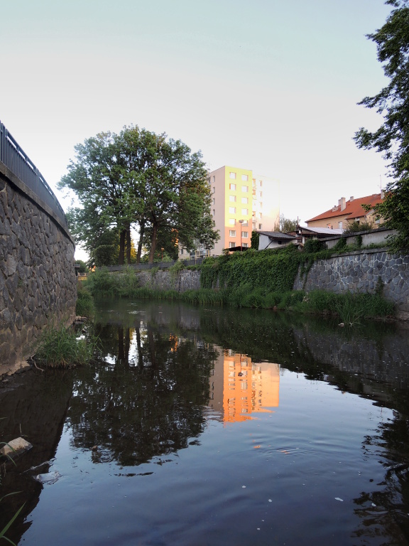 V��e proti proudu. Velice dobr� m�sto pro lov parem a v�t��ch tlou���. J� jsem p�ipraven s tmavou mokrou mu�kou.