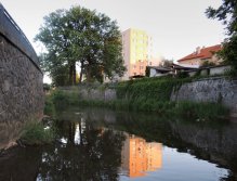 Výše proti proudu. Velice dobré místo pro lov parem a větších tloušťů. Já jsem připraven s tmavou mokrou muškou.