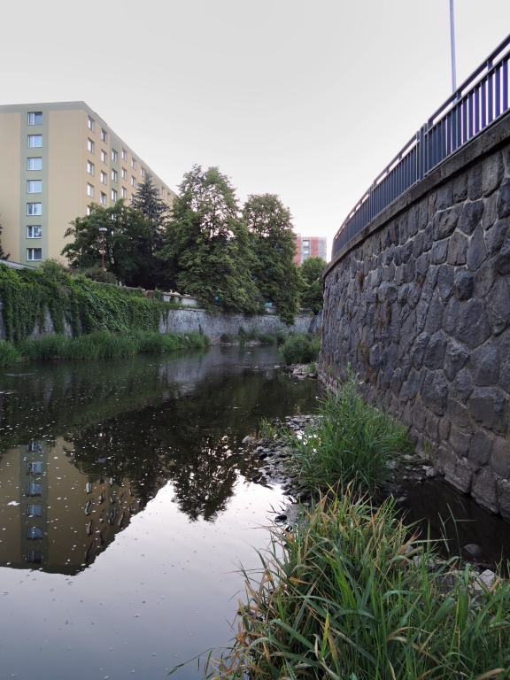 Slun��ko se pomalu schovalo za panel�ky lemuj�c� regulovan� koryto �eky. Za��n� dobr� doba pro suchou mu�ku!