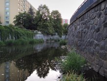 Sluníčko se pomalu schovalo za paneláky lemující regulované koryto řeky. Začíná dobrá doba pro suchou mušku!