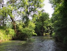 Kouzelná peřejnatá pasáž. Ideální místo na odpočinek, neboť i když je v tento čas bez ryb, krásně se na ni dívá.