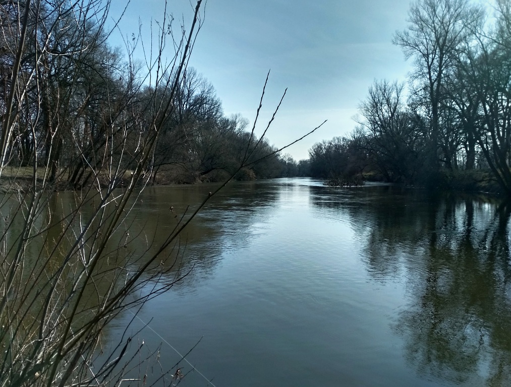 Rozhran� hlavn�ho proudu a ti�iny je v�dy dobr� m�sto! Z proudu naj�d�j� v�t�� ryby, tak�e je zde i �ance na mnohem v�t�� �lovek siln�j�� ���n� ryby!