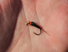 Další výtečný nymfový vzor AR Bodyglass Slim Jig. Tuto mušku nejčastěji používám jako přívěsnou. Jejím hlavním úkolem je zaujmout ryby pod hladinou a ve vodní sloupci, nikoliv u dna. Dá se říci, že s ní lovím spíše mokrým stylem, což se rybám moc líbí!